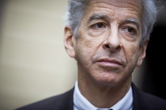 Minister Ronald Plasterk (PvdA) komt door de nieuwste onthullingen over de AIVD steeds meer onder vuur te liggen.