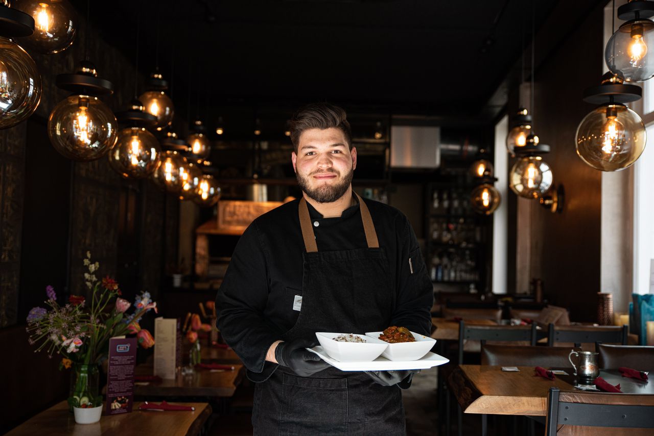De Bulgaarse chef Asen Dobrinov (20) uit Utrecht wil zijn eten via een nieuwe website thuis laten bezorgen, in de hoop toch nog wat omzet te kunnen draaien.