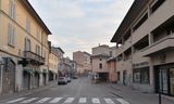 Een straat in Casalpusterlengo dit weekend. Het stadje is afgesloten van de buitenwereld vanwege de uitbraak van Covid-19 in Noord-Italië. De inwoners is geadviseerd binnen te blijven. 