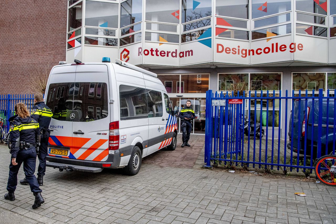 De schietpartij gebeurde in de fietsenstalling van de school in Rotterdam-West.