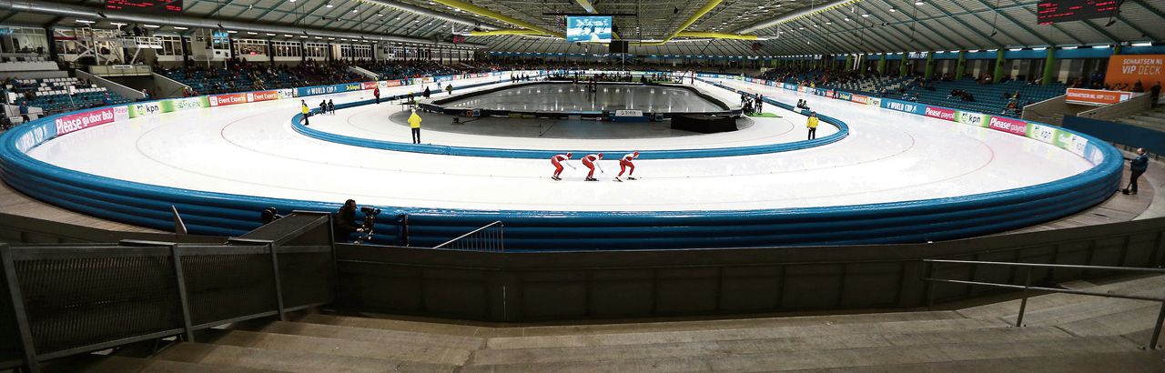 Lege tribunes tijdens de wereldbekerwedstrijden in Thialf, vrijdagavond. Boven de 3.000 meter tussen Claudia Pechstein en Jorien Voorhuis, onder de Poolse mannen tijdens de ploegachtervolging.