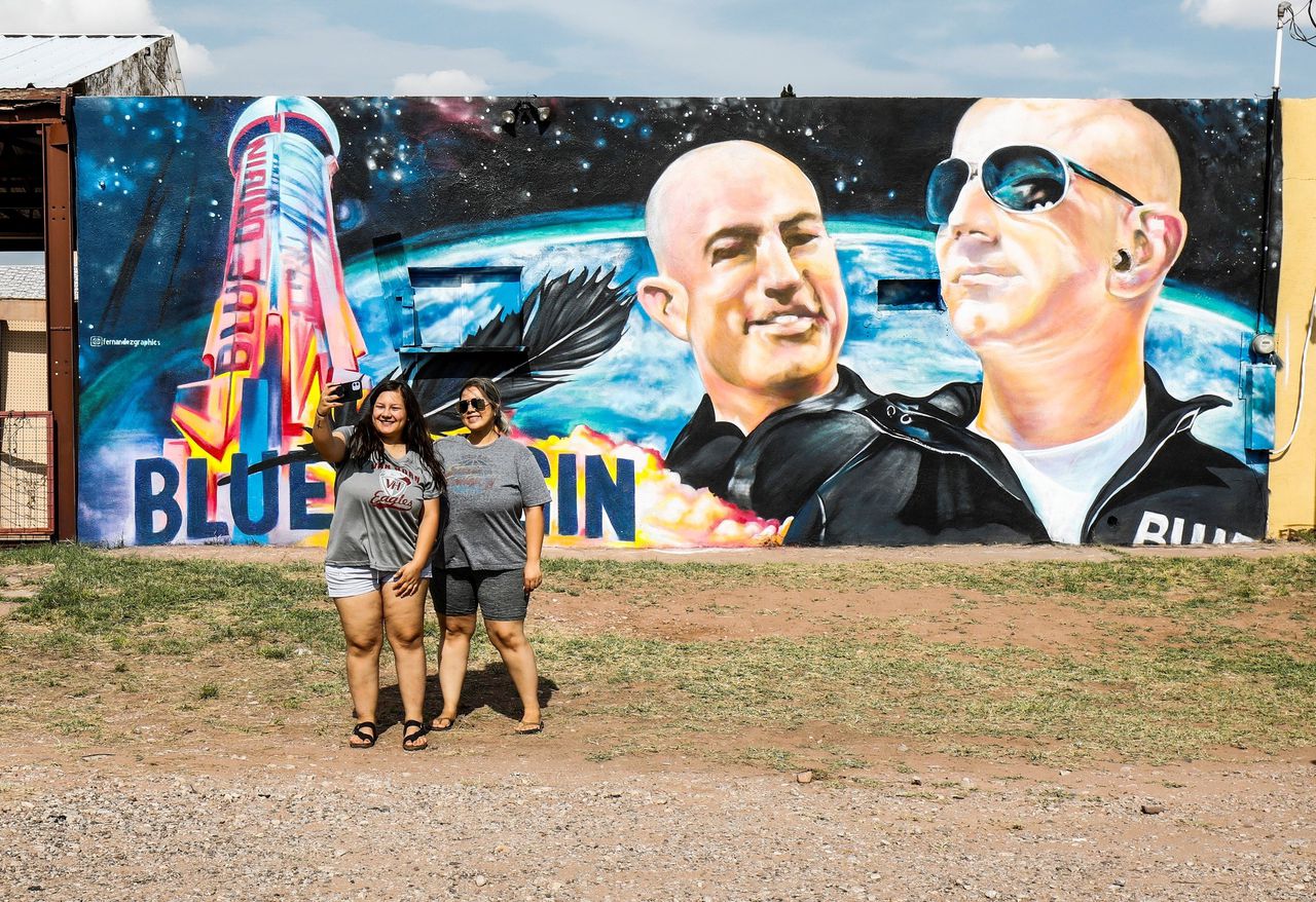 Muurschildering in Texas van Jeff Bezos en zijn broer Mark voor de lancering van de Blue Origin.