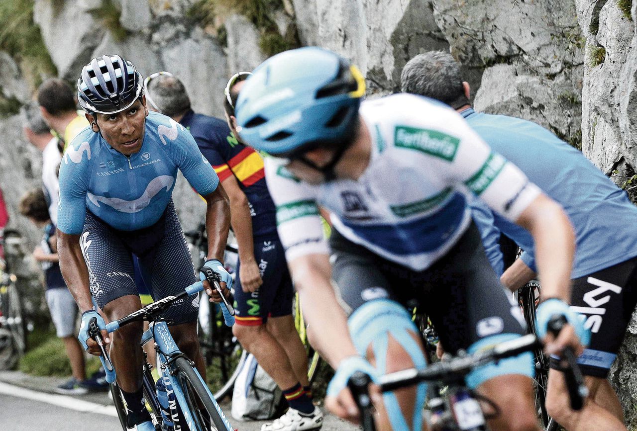 Nairo Quintana (links) in actie tijdens de vijftiende etappe in de Vuelta.