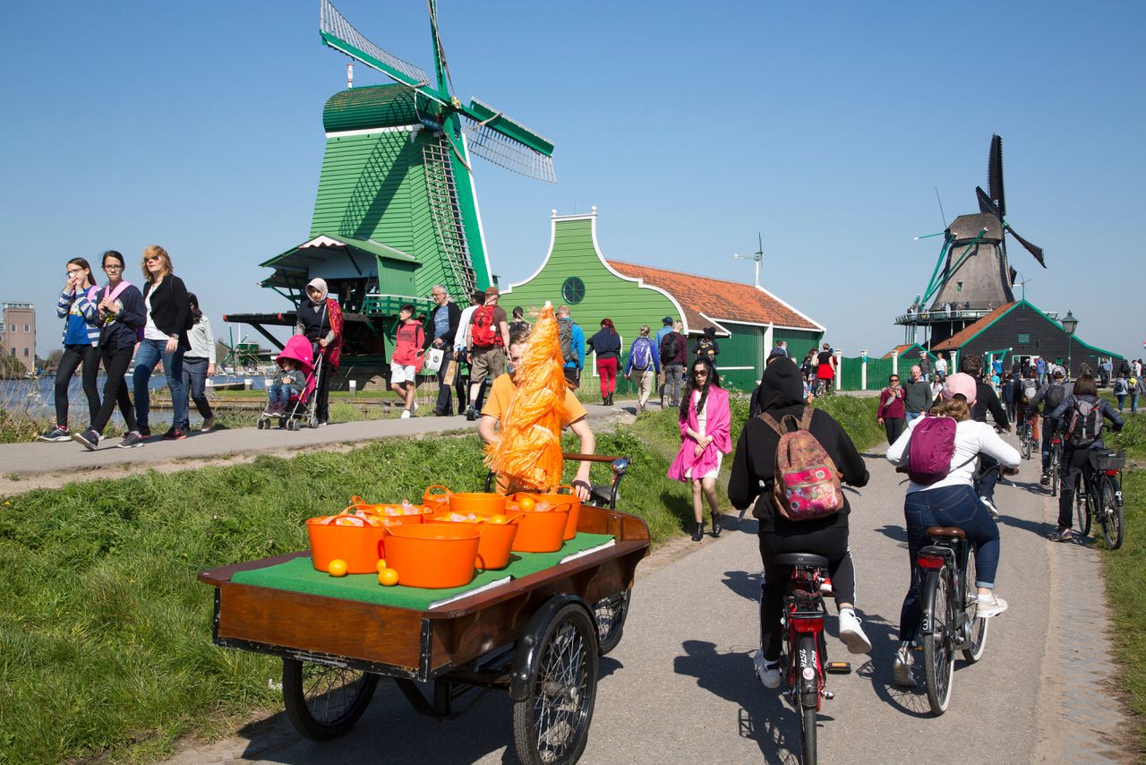 Grote drukte met buitenlandse toeristen op Goede Vrijdag bij de molens van de Zaanse Schans, Zaandijk, 19 april 2019.