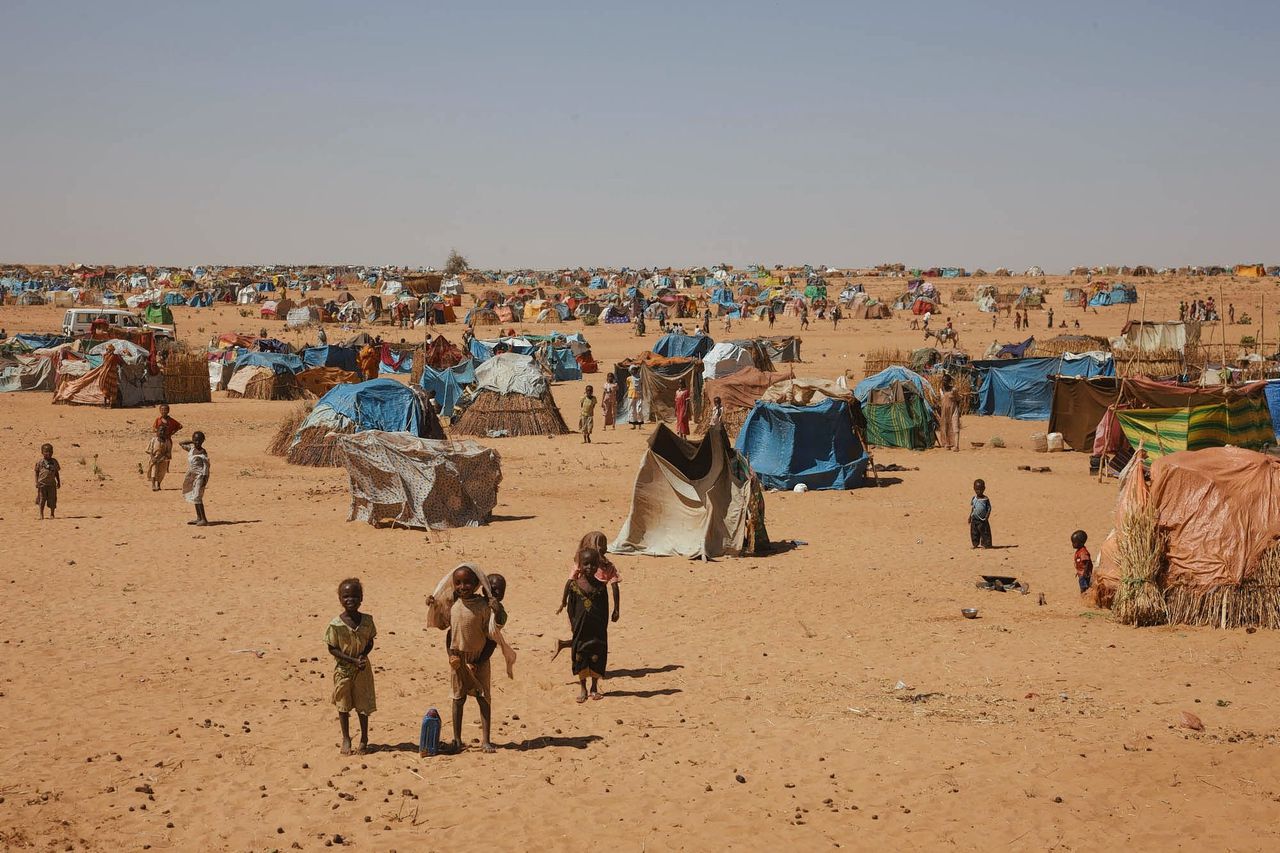 Wie huis en haard verlaat op de vlucht voor geweld, blijft meestal in eigen land, zoals in dit kamp voor intern ontheemden in Soedan in 2011.