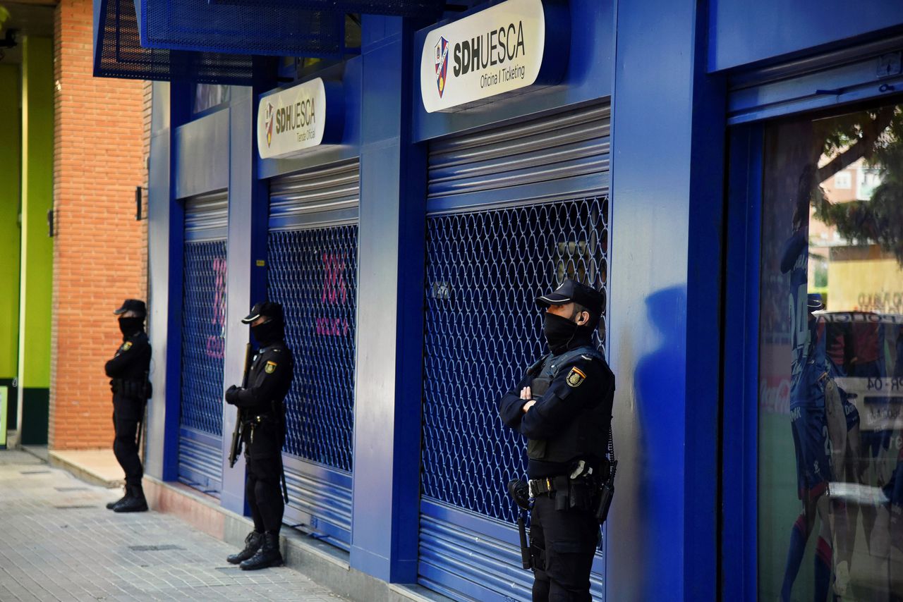 Politie voor het hoofdkantoor van het gedegradeerde SD Huesca.