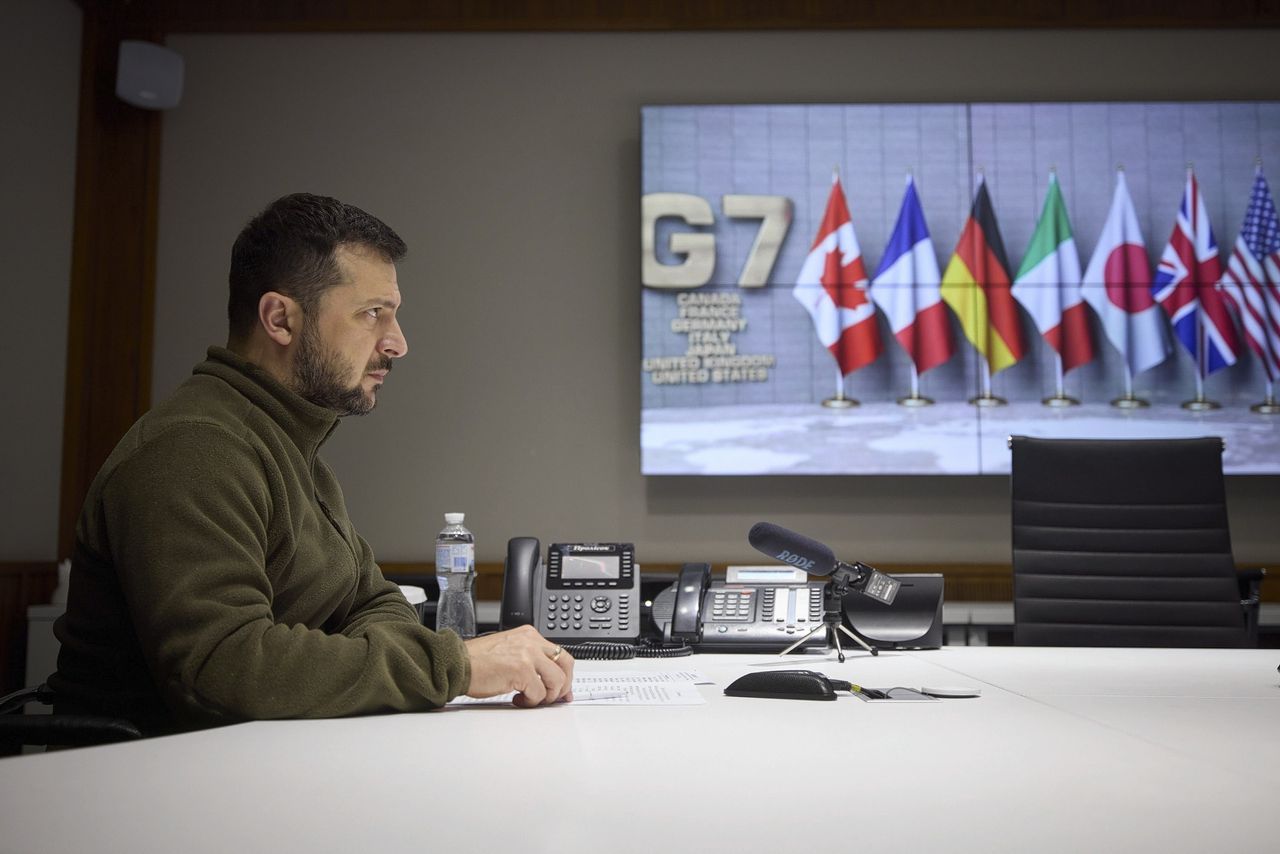 De Oekraïense president Volodymyr Zelensky neemt dinsdag in Kiev deel aan een videoconferentie met leiders van de G7 over de oorlog in Oekraïne.