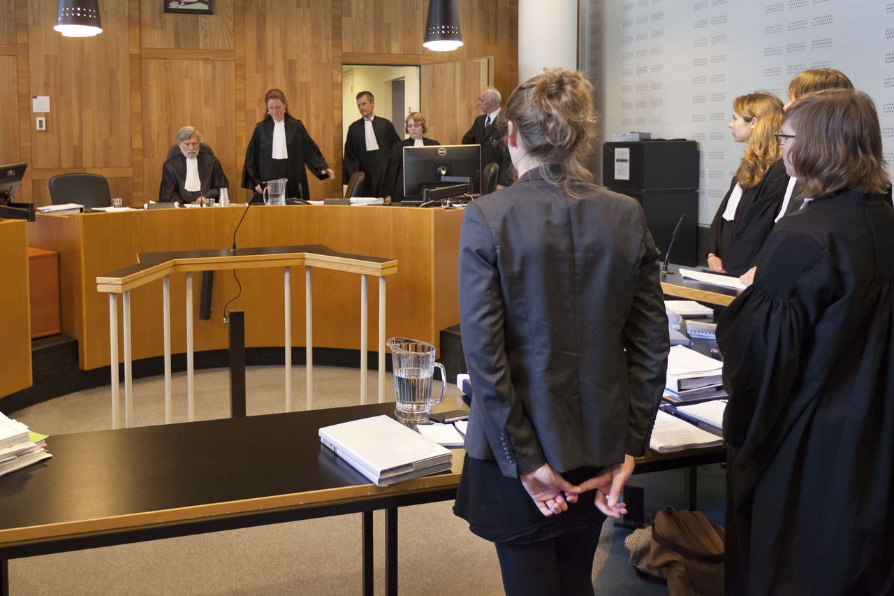 Studentenorganisaties dagen in 2012 in de rechtbank Den Haag de Staat om de verhoging van het collegegeld voor langstudeerders.