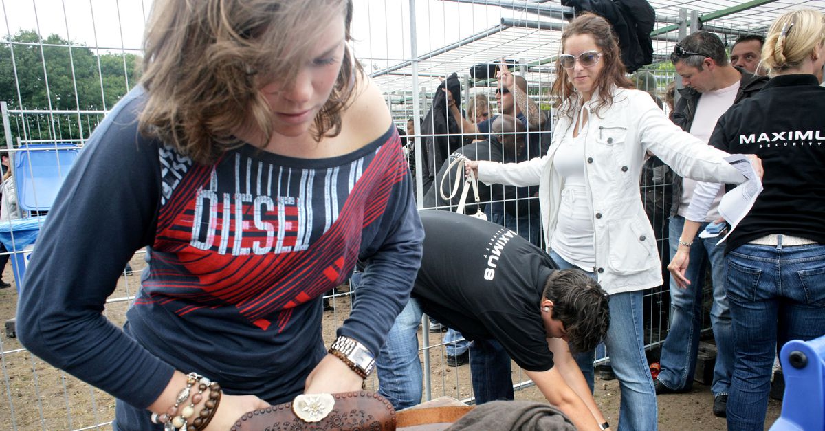Zelfs een zakje wiet mag niet mee naar binnen NRC