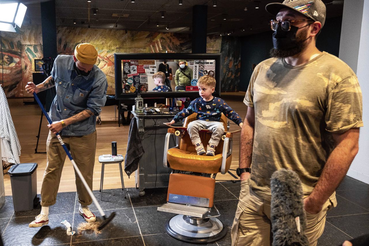 Een barbier knipt het haar van een bezoeker in het Van Gogh Museum in Amsterdam.