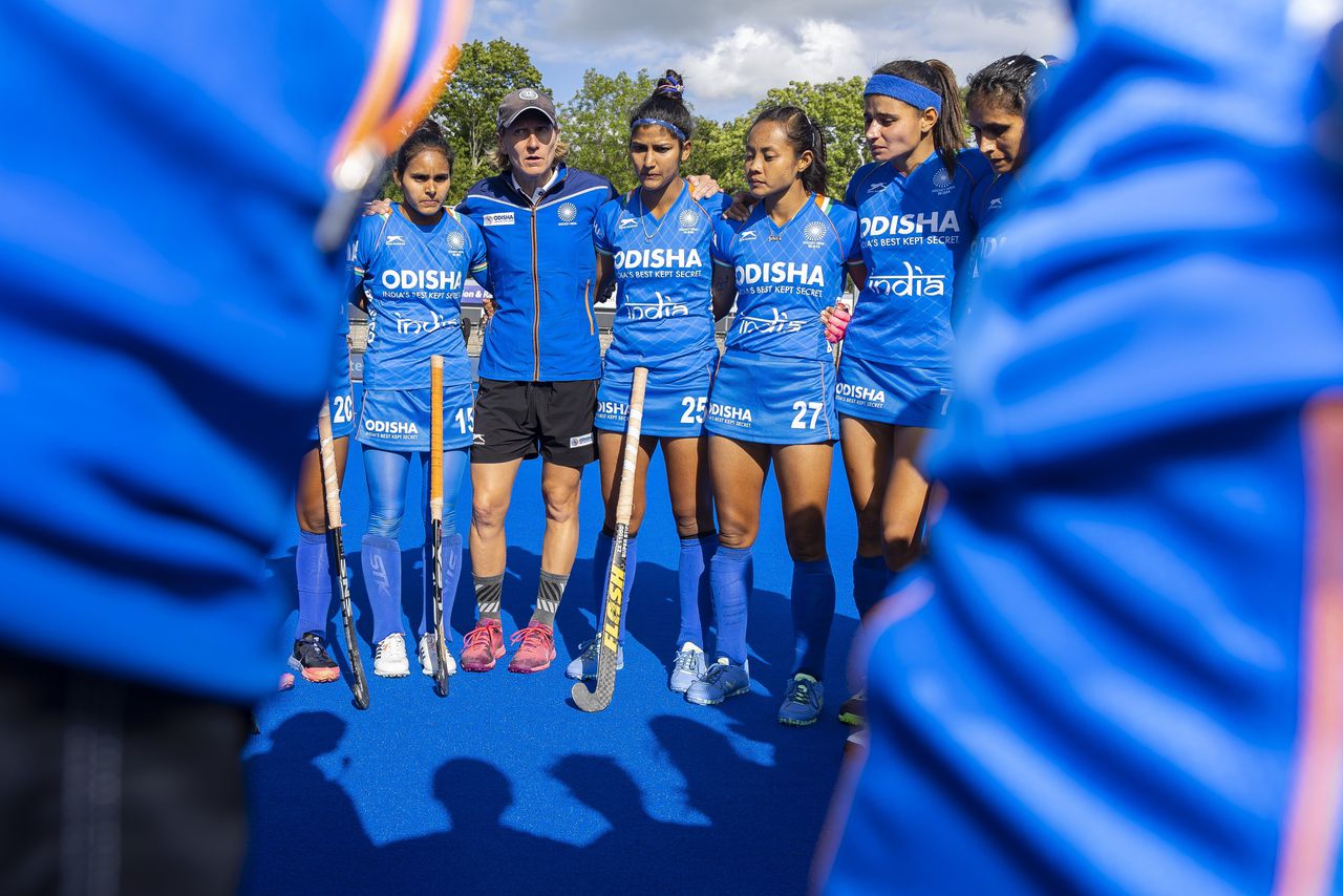 Janneke Schopman met de Indiase ploeg in Nederland bij het WK in 2022.