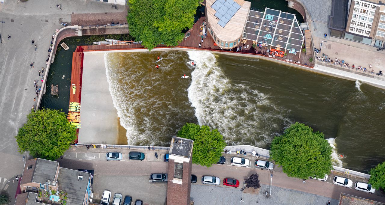 Surfen in de gracht: in Rotterdam kan het 