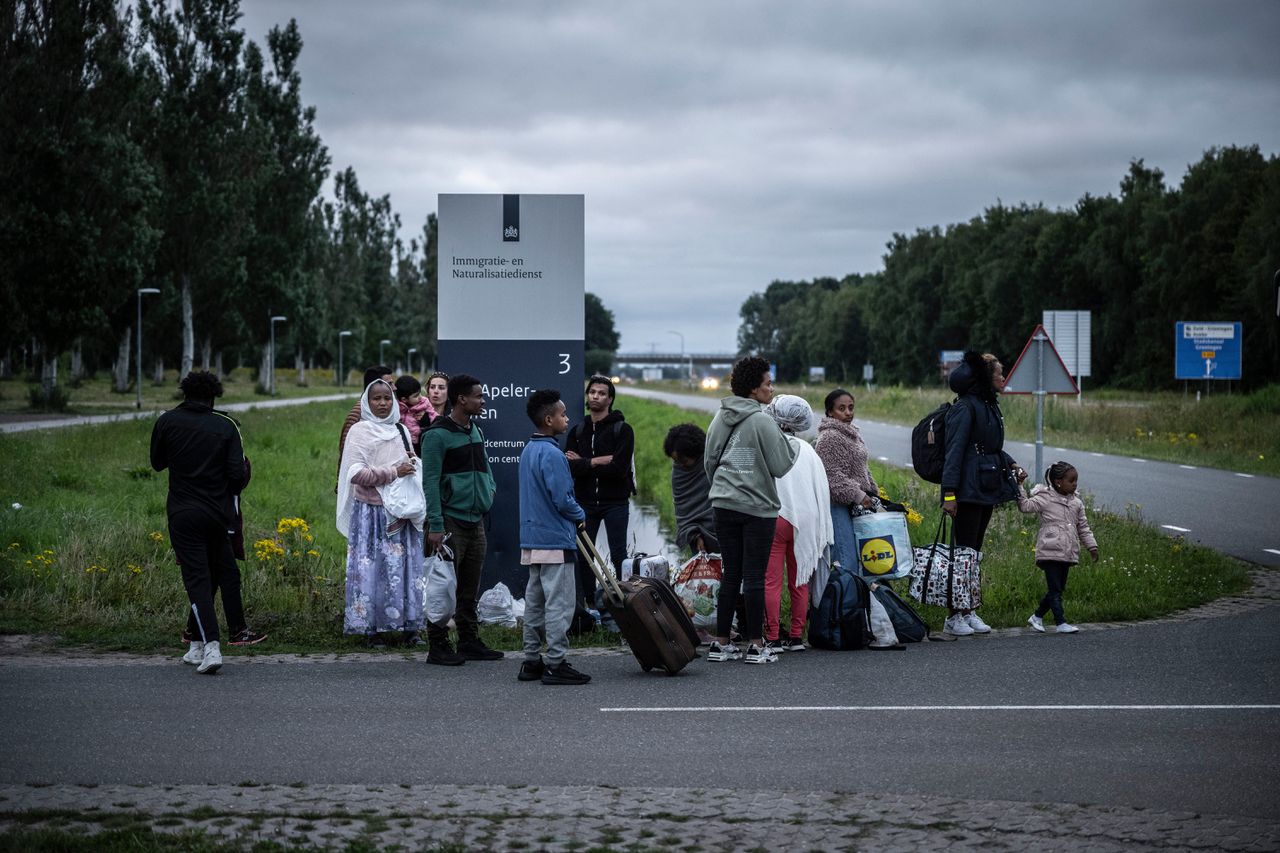 Wachtende mensen bij het asielcomplex in Ter Apel, dat al maanden niet voldoende plek heeft.