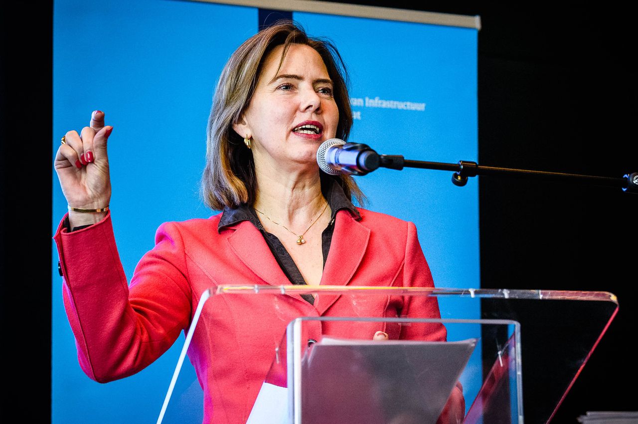 Minister Cora van Nieuwenhuizen (Infrastructuur en Waterstaat) maakte tijdens een persconferentie bekend dat de uitbreiding van luchthaven Lelystad wordt uitgesteld.