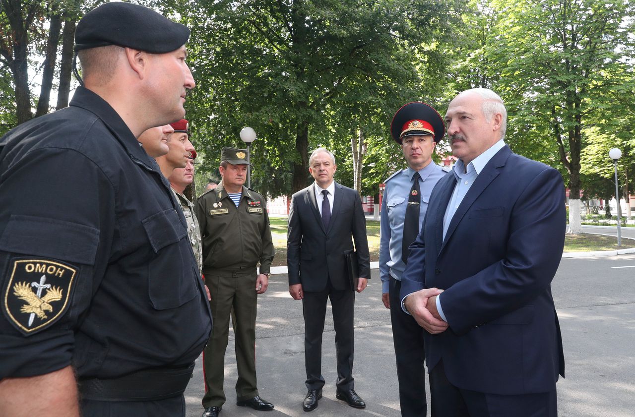 De Wit-Russische president Alexandr Loekasjenko (rechts) bij een bezoek aan een basis van ordetroepen op dinsdag.