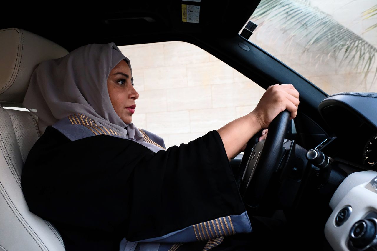 Een Saoedische vrouw (niet de geïnterviewde) rijdt in Jeddah, 27 september 2017.