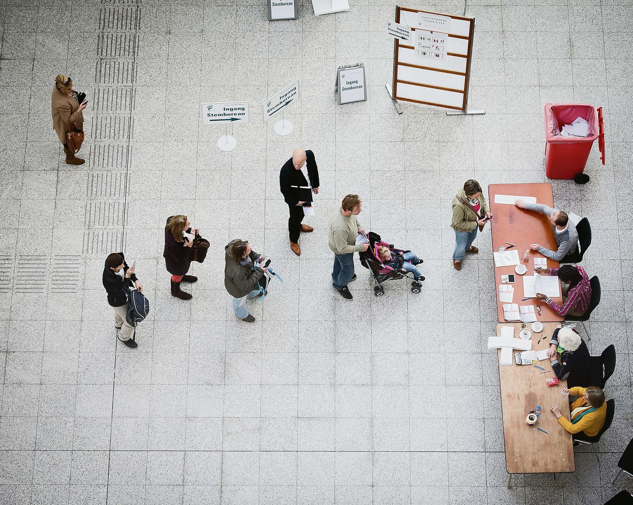Stemmen in het stadhuis in Den Haag, september 2012, voor de Tweede Kamer.