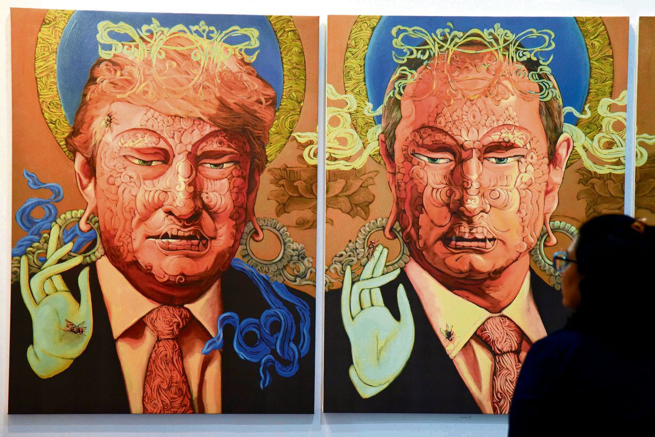 Schilderijen van president Donald Trump en de Russische president Vladimir Poetin door de Nepalees Sunil Sidgel, op de India Art Fair in New Delhi.