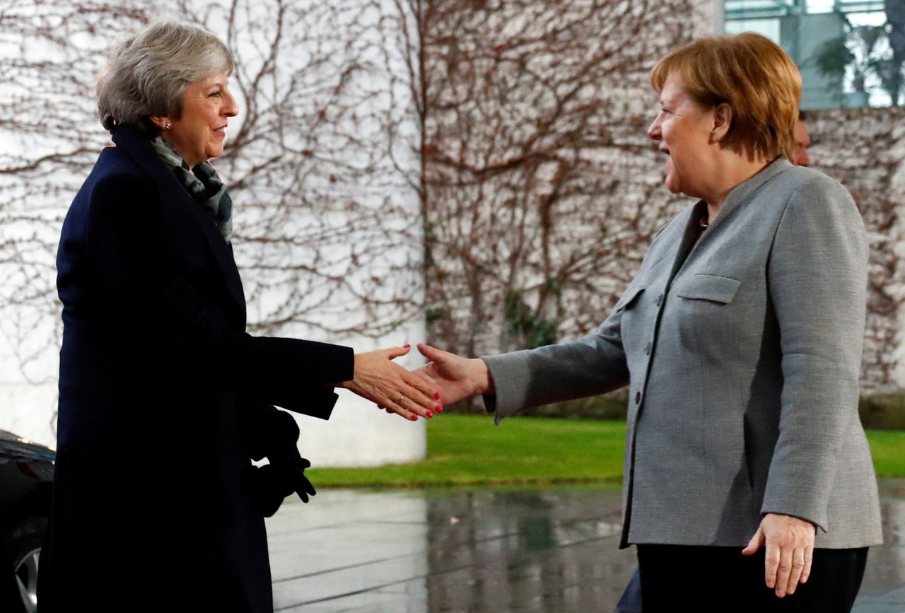 May ontmoet Angela Merkel in Berlijn 
