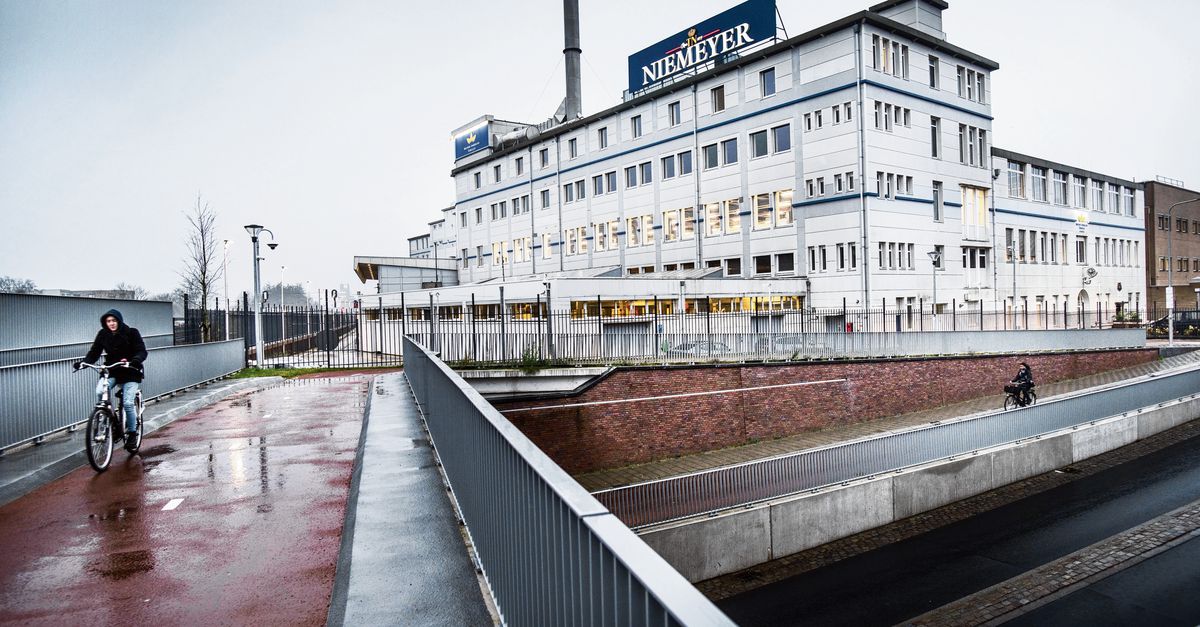 Dari Roxy hingga Samson, pabrik tembakau Groningen Niemeyer berkembang pesat – dan tak lama kemudian asap mulai mengepul.