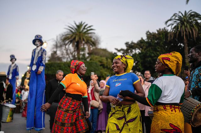 Mensen nemen zaterdag deel aan een parade in Rabat ter gelegenheid van de Africa Cup.