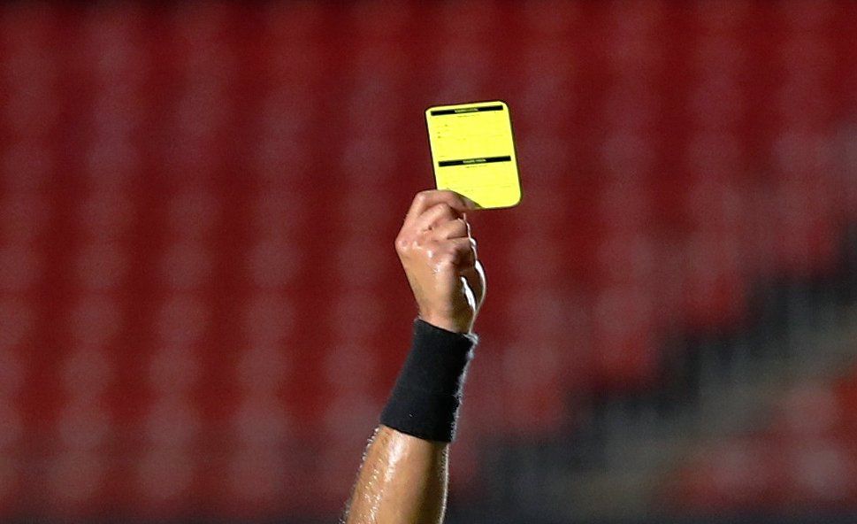 Politie onderzoekt mogelijke matchfixing Eredivisievoetballer met gele kaart 