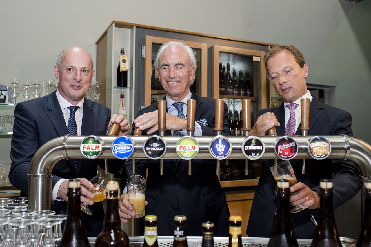 De topmannen van Bavaria en Palm bij de overname van de Belgische bierbrouwer.