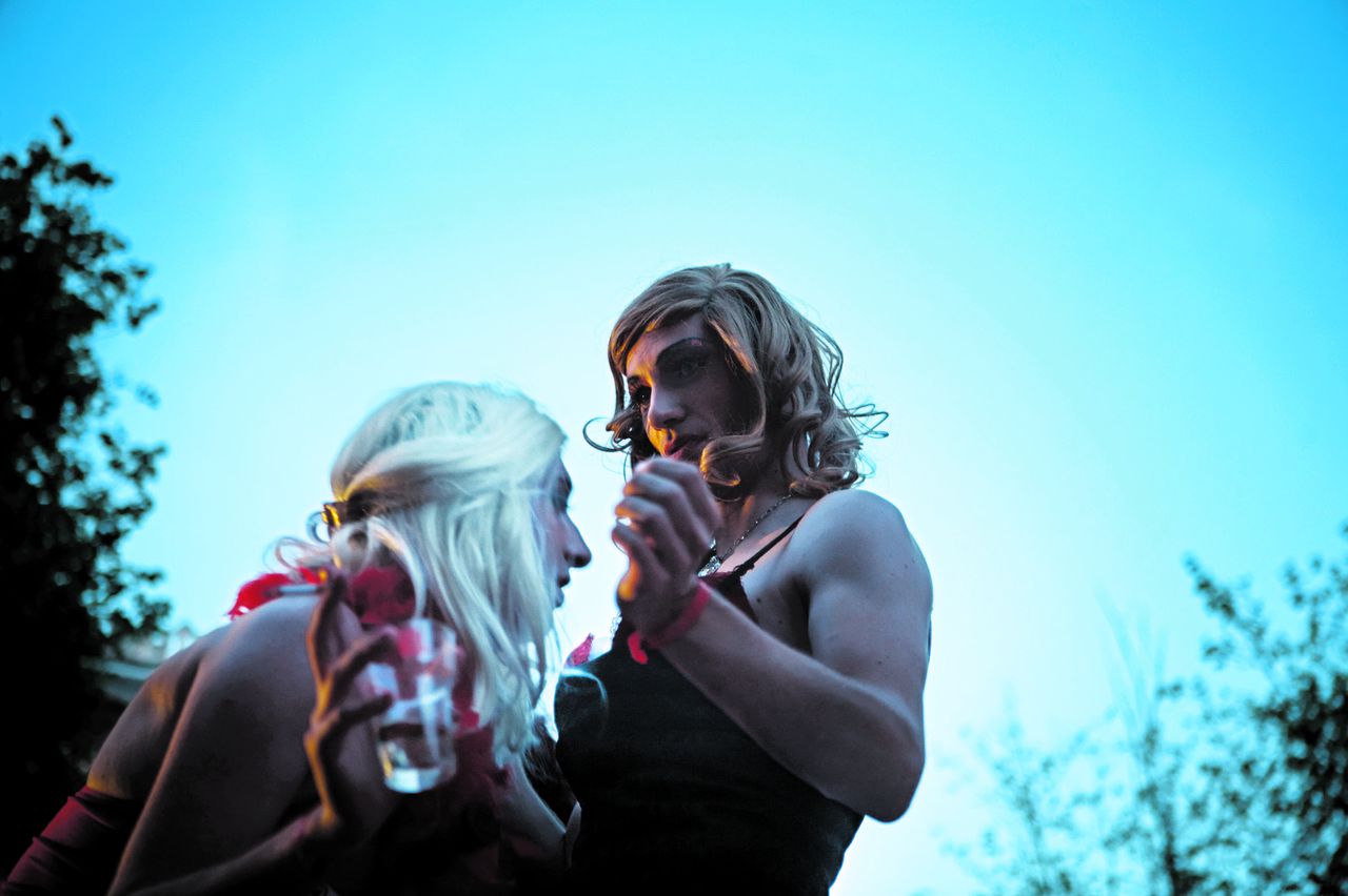 Dansende queens in Amsterdam AMSTERDAM, 1 AUG. Dansende ‘dragqueens’ op de Westermarkt, gisteravond na de Drag Queen Olympics. Het is een onderdeel van de Amsterdam Gay Pride, die vandaag zijn traditionele botenparade door de grachten beleeft. Foto Roger Cremers Nederland, Amsterdam, 30-07-2009 Na afloop van de 'Frag Queen Olympics' waar 'dames' o.a. touwtrekken en handtasgooien dansen twee Dragqueens op het Pleinfeest op de Westermarkt bij de 'Amsterdam Gay Pride' PHOTO AND COPYRIGHT ROGER CREMERS