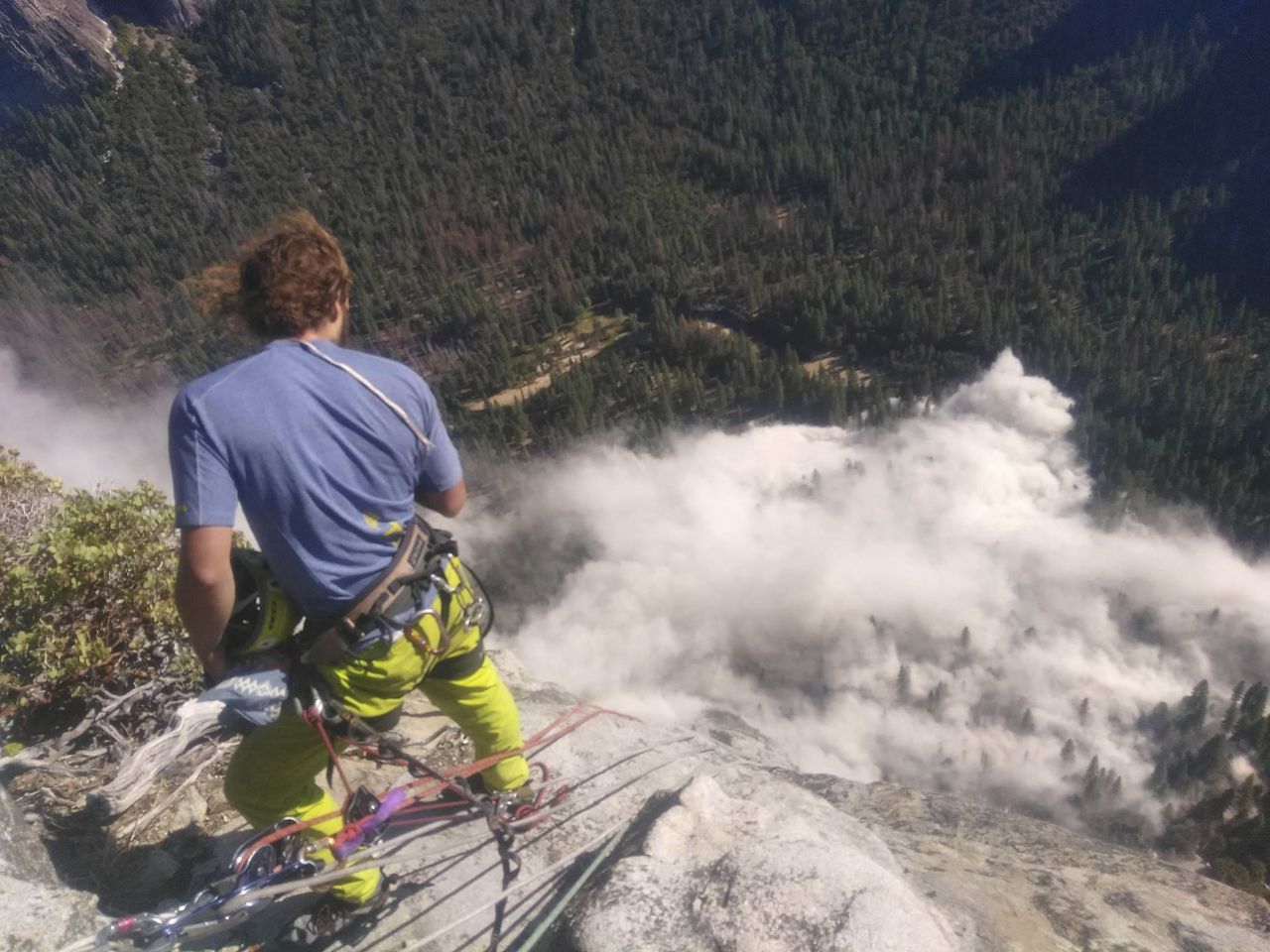 Een bergbeklimmer kijkt donderdag toe op de top van El Capitan, terwijl onder hem een deel van de rotsformatie naar beneden komt.