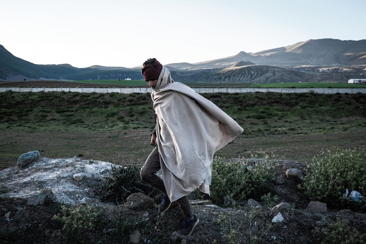 Via de Iraanse bergen stromen de Afghaanse vluchtelingen Turkije binnen 