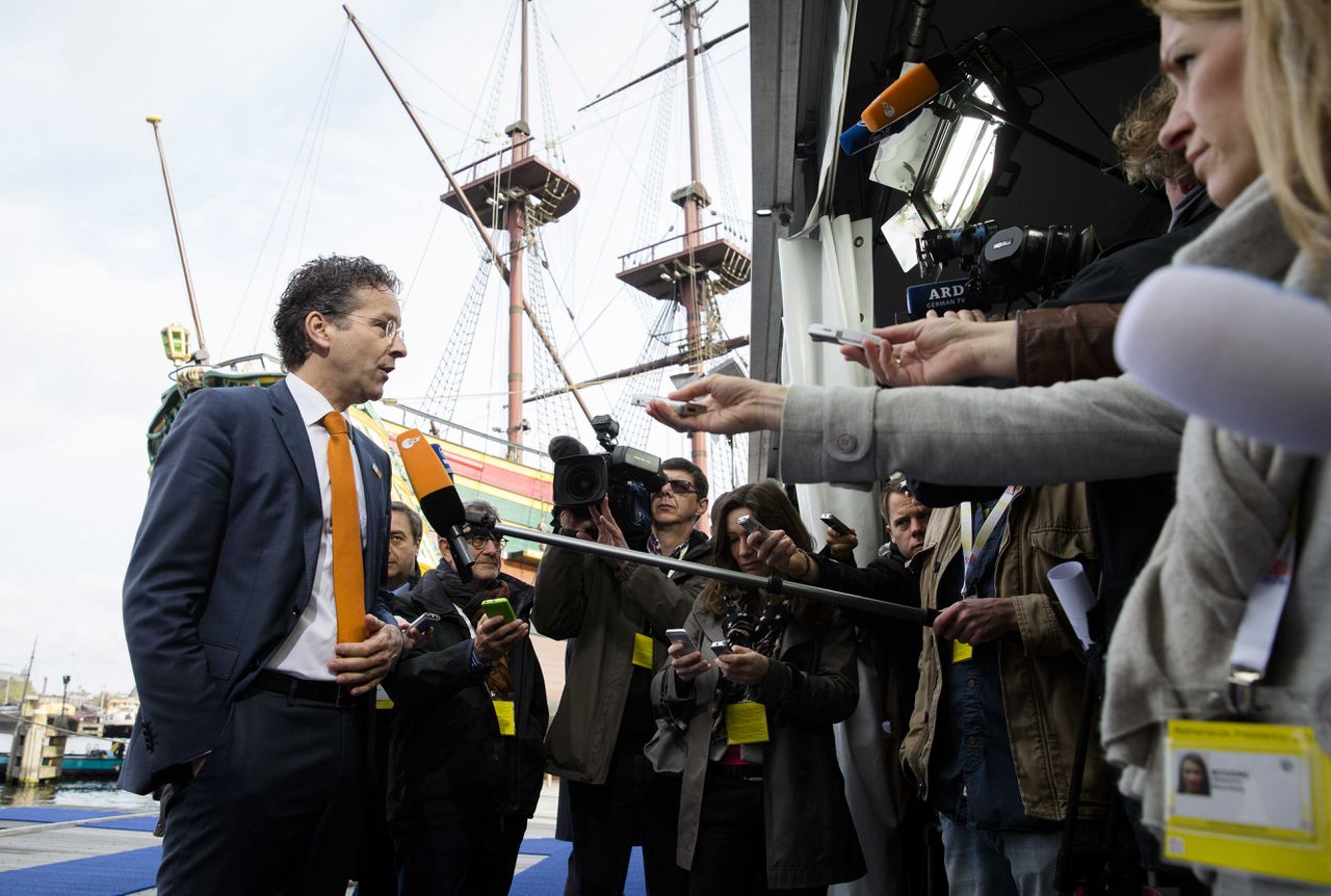 Jeroen Dijsselbloem staat de pers te woord na informeel overleg van de Eurogroep in het Scheepvaartmuseum in Amsterdam.