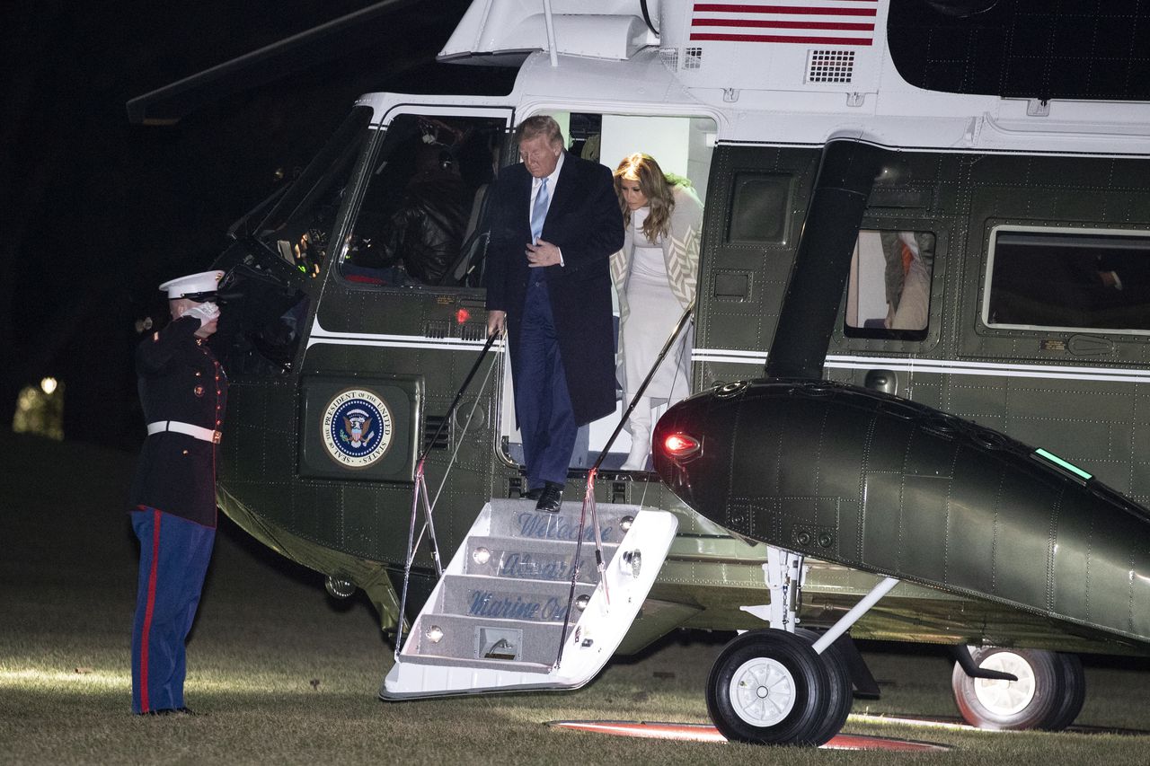 De Amerikaanse president Donald Trump en zijn vrouw Melania stappen uit de Marine One bij het Witte Huis, afgelopen zondag.