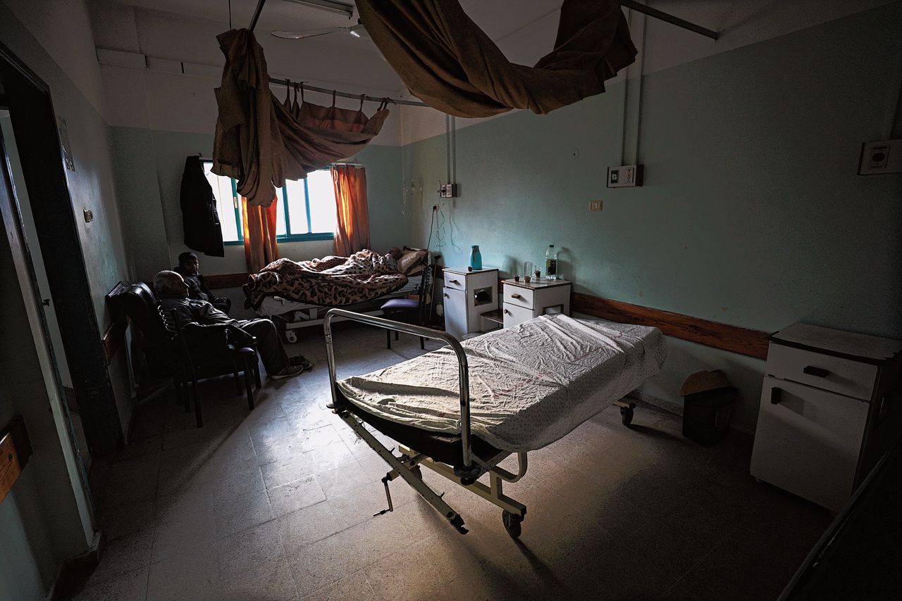 Ziekenzaal in het Beit Hanun-ziekenhuis in Gaza. Het moest in januari een tijd sluiten wegens gebrek aan elektriciteit.