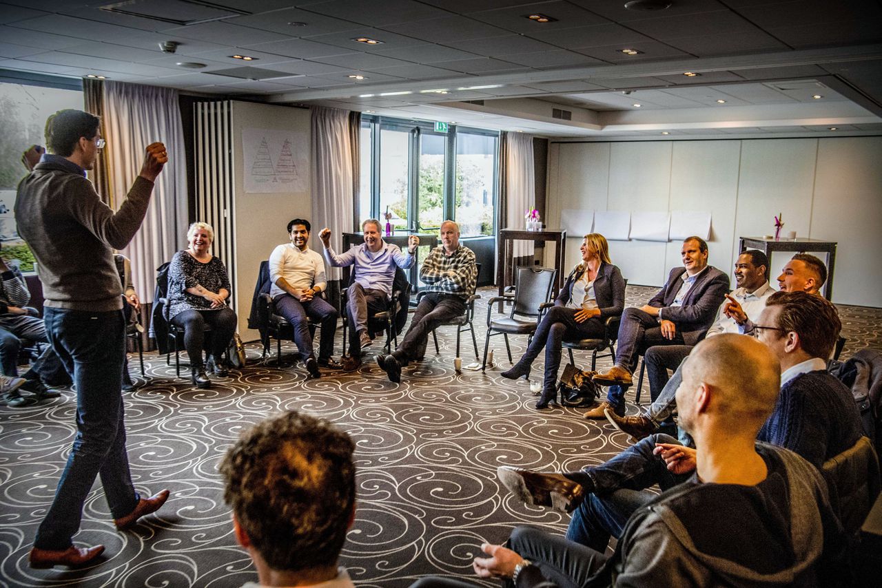 Joost Eerdmans tijdens een partijbijeenkomst van Leefbaar Rotterdam in Hotel Van der Valk waar de portefeuilles onder de nieuwe raadsleden worden verdeeld na de gemeenteraadsverkiezingen.