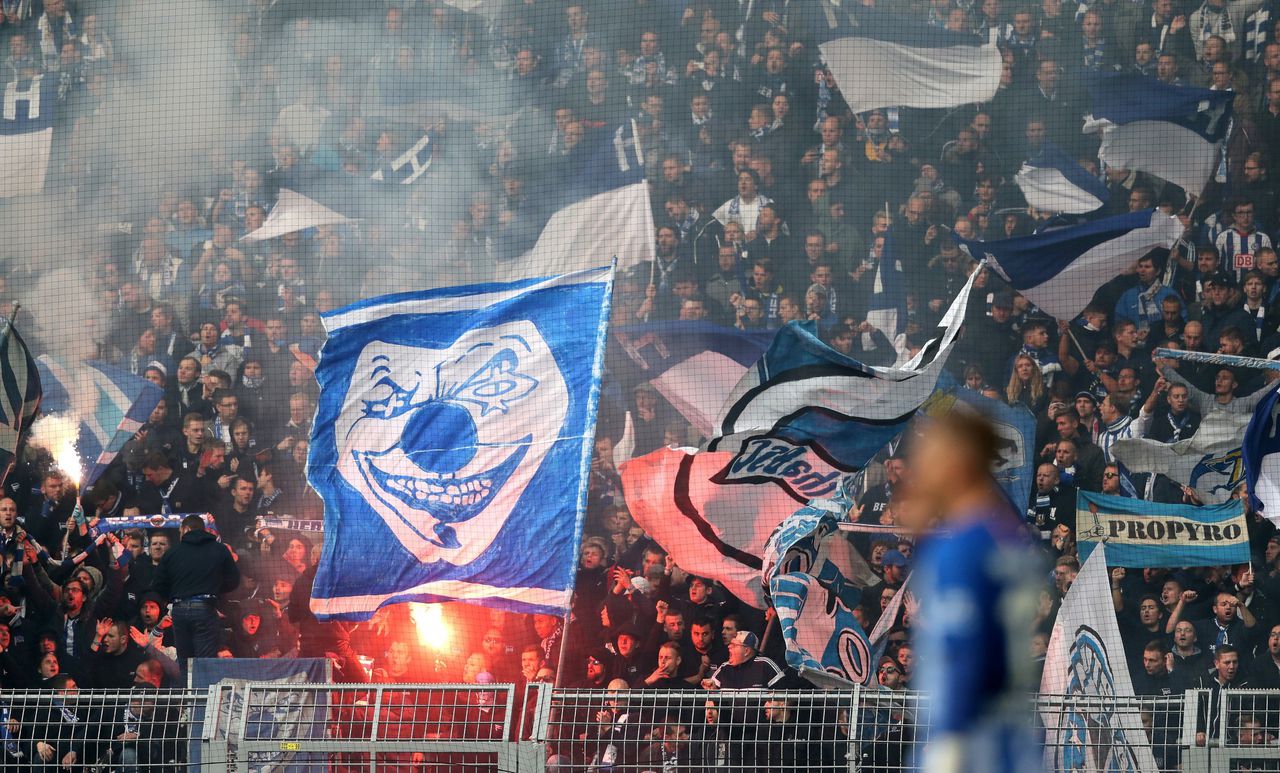 Tientallen gewonden bij voetbalrellen Duitsland 