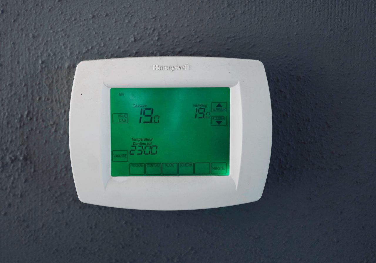 Moderne thermostaat kan ook informatie bieden over energieverbruik