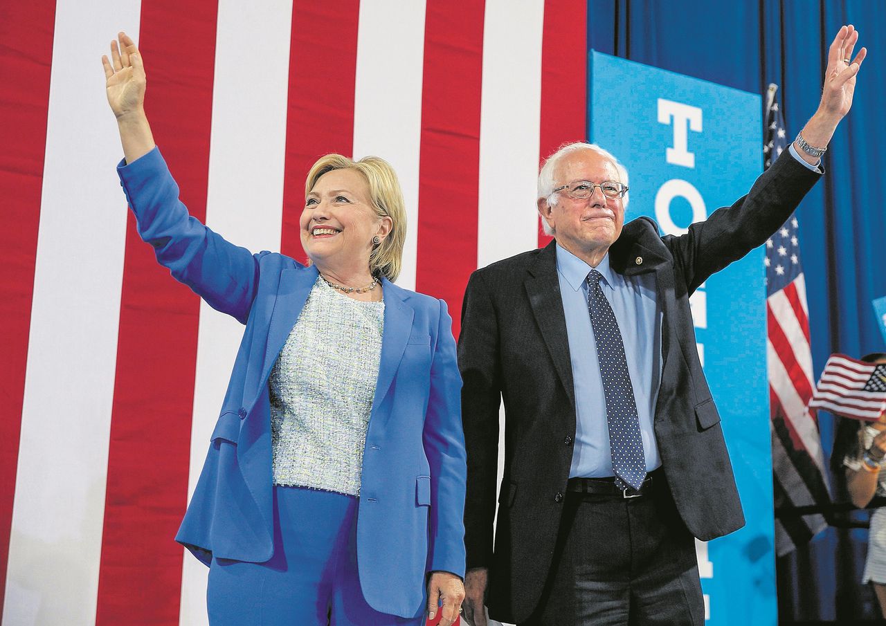 Presidentskandidaat Hillary Clinton en Bernie Sanders tijdens het campagne-evenement waar Sandes officieel achter Clinton ging staan.