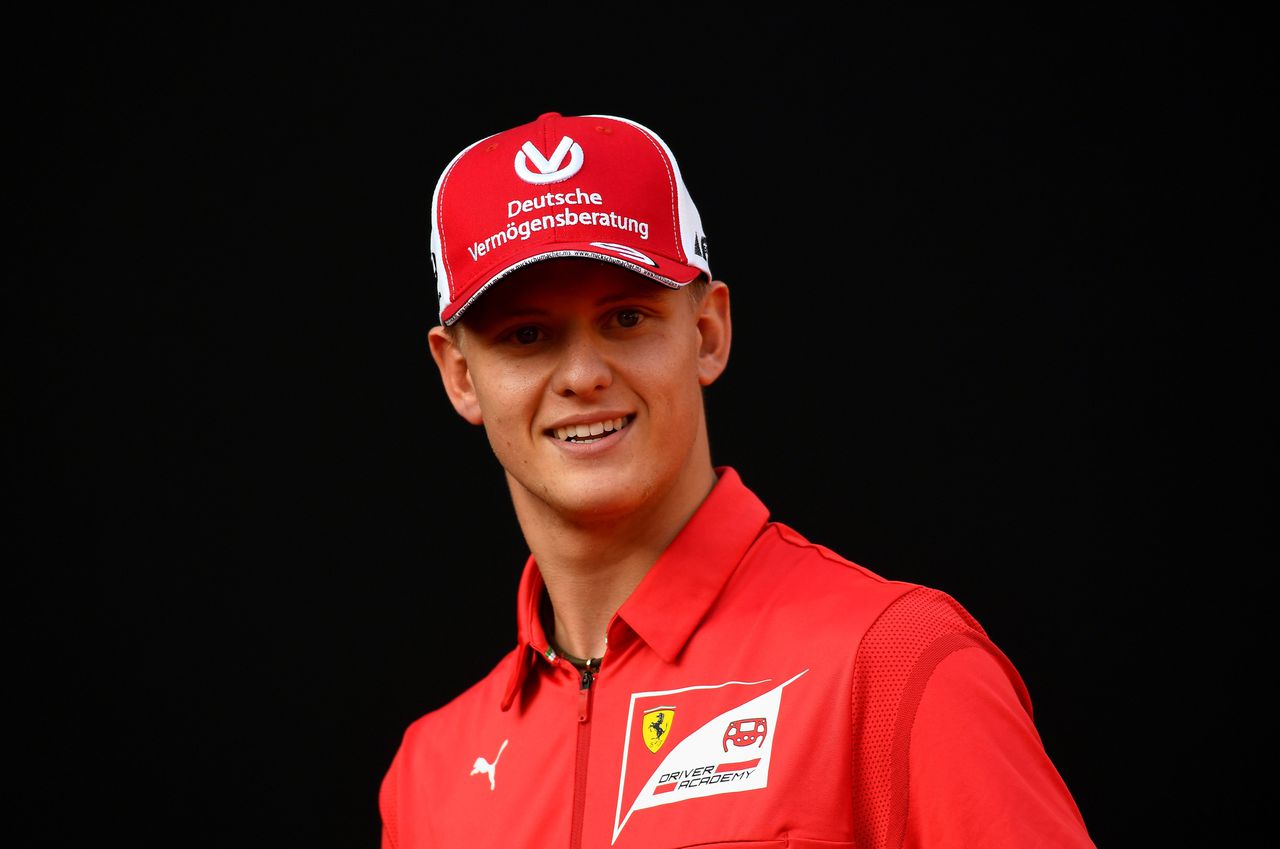 Mick Schumacher is verbonden aan de Ferrari Driver Academy, momenteel gaat hij aan de leiding van het klassement in de Formule 2.