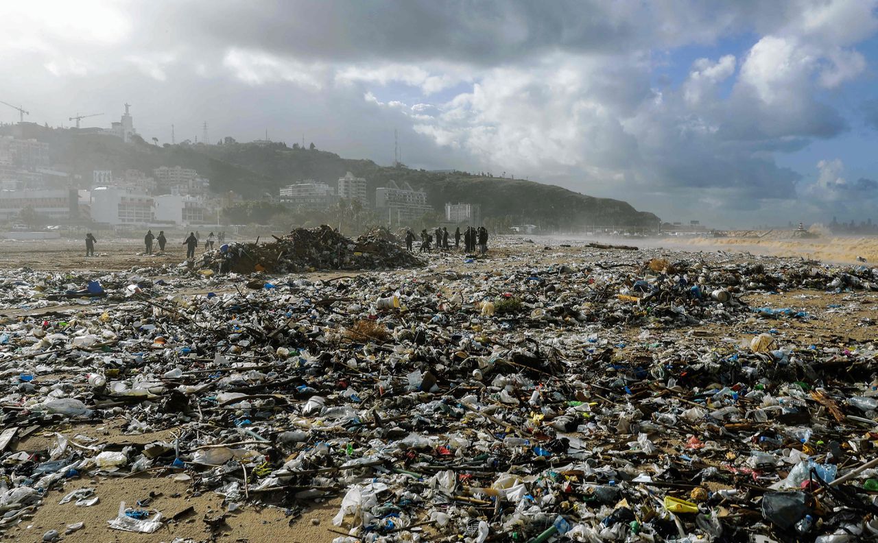 Aangespoeld afval op het strand, ten noorden van Beiroet. Plastic in het milieu breekt langzaam af tot steeds kleinere stukjes. Foto JOSEPH EID / AFP