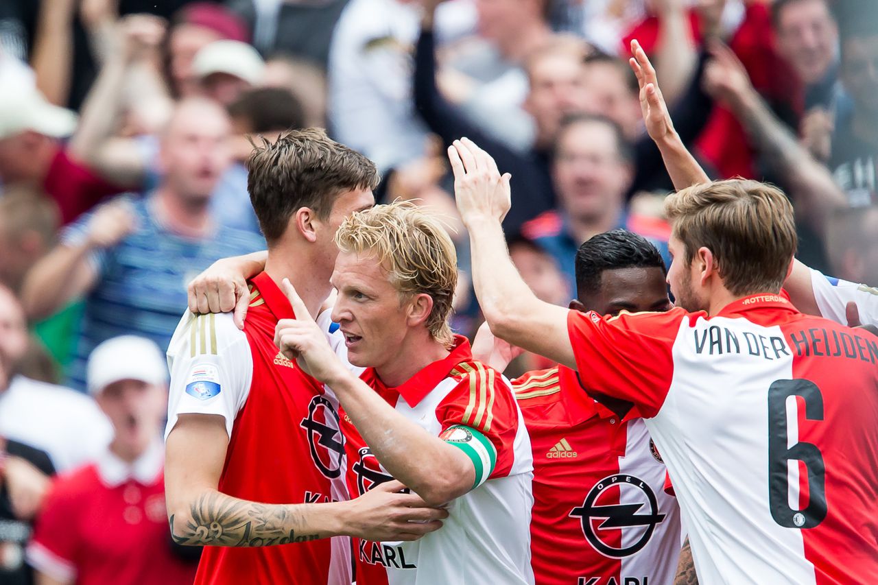 Dirk Kuyt viert met ploeggenoten de 1-0 tegen PEC Zwolle.