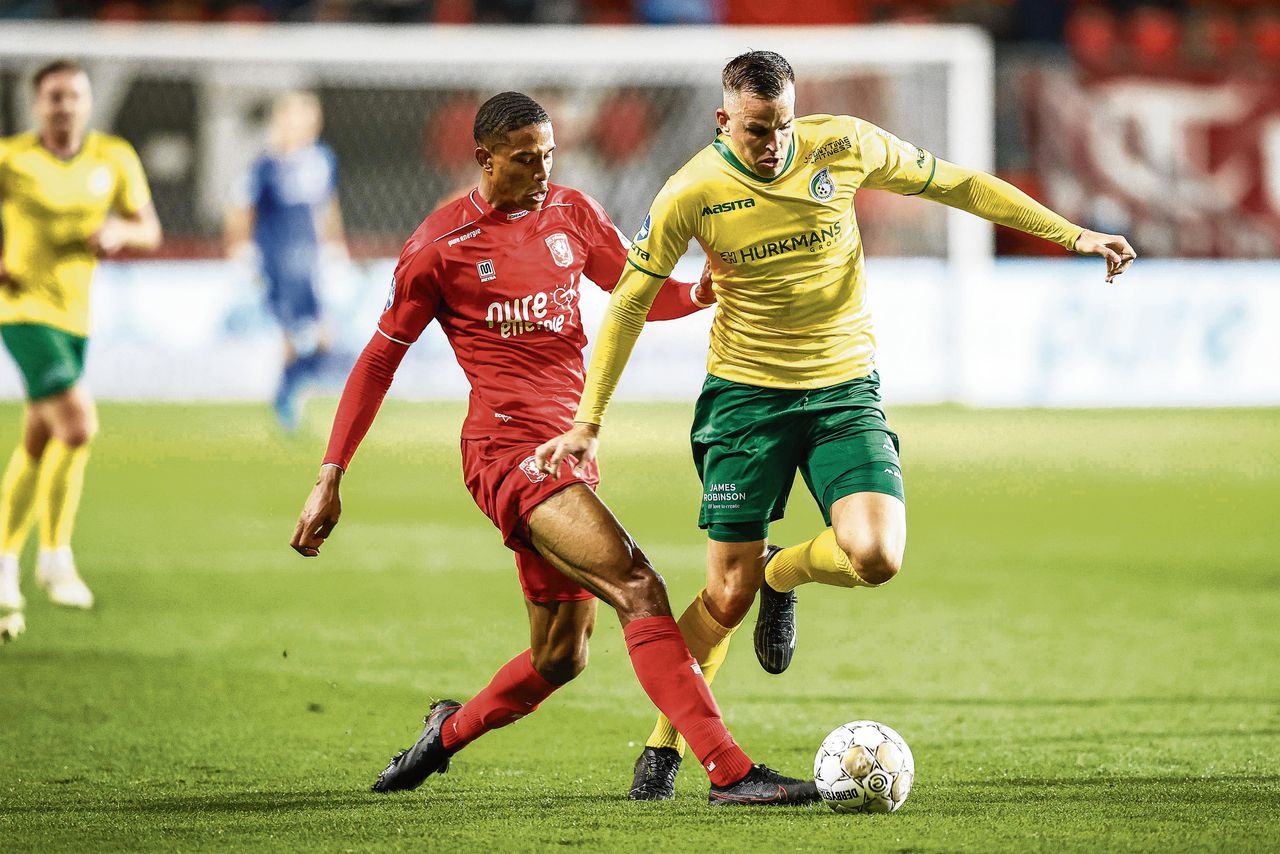 Fortuna Sittard (geel-groen) verloor zaterdag in Enschede zijn eerste wedstrijd van het nieuwe seizoen tegen FC Twente (2-0).