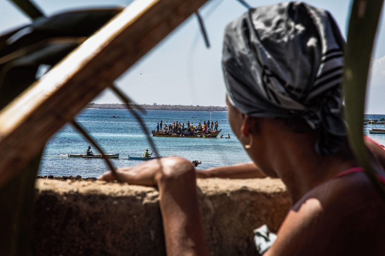 Strand in Noord-Mozambique in juli 2020, waar duizenden mensen aankwamen op de vlucht voor jihadistisch geweld.