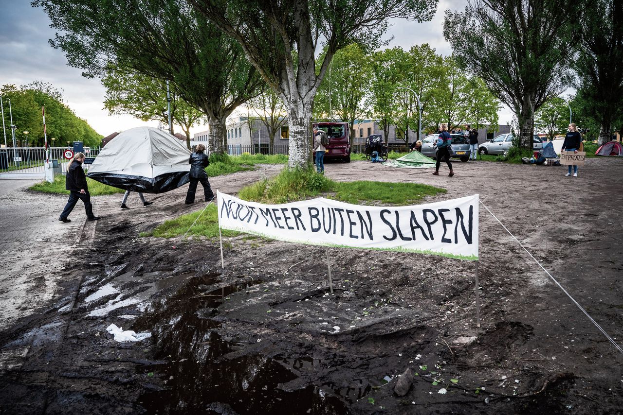 Sympathisanten van Stichting Migreat zetten op 17 mei hun tent neer bij het aanmeldcentrum in Ter Apel om daar de nacht door te brengen. Ze roepen op tot een humaner asielbeleid.