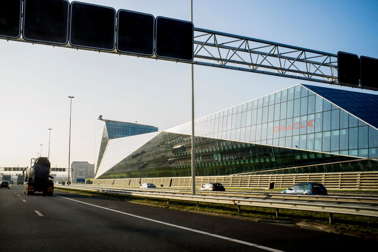 Het hoofdkantoor van het softwarebedrijf Oracle langs de A2 bij Utrecht. Een claim wegens privacyschending tegen Oracle en Salesforce werd woensdag niet-ontvankelijk verklaard.