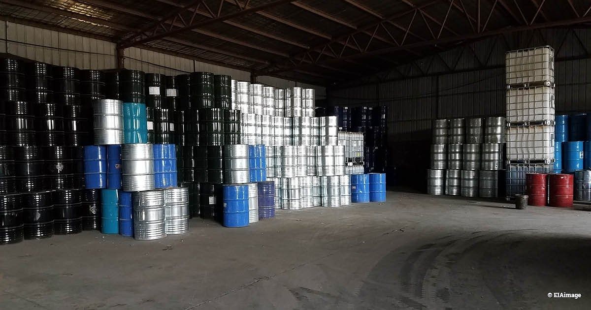 Grondstoffen in een Chinese fabriek waar een blaasmiddel wordt geproduceerd voor isolatieschuim. In de fabriek werd cfc-11 gebruikt, bleek uit onderzoek van Environmental Investigation Agency.