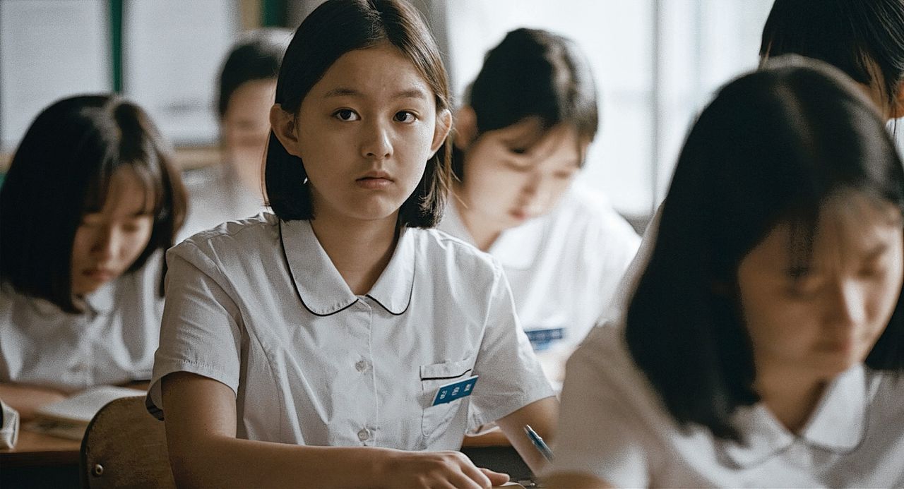 Eunhee (Park Ji-hu) heeft het zowel thuis als op school niet makkelijk, in ‘House of Hummingbird’.