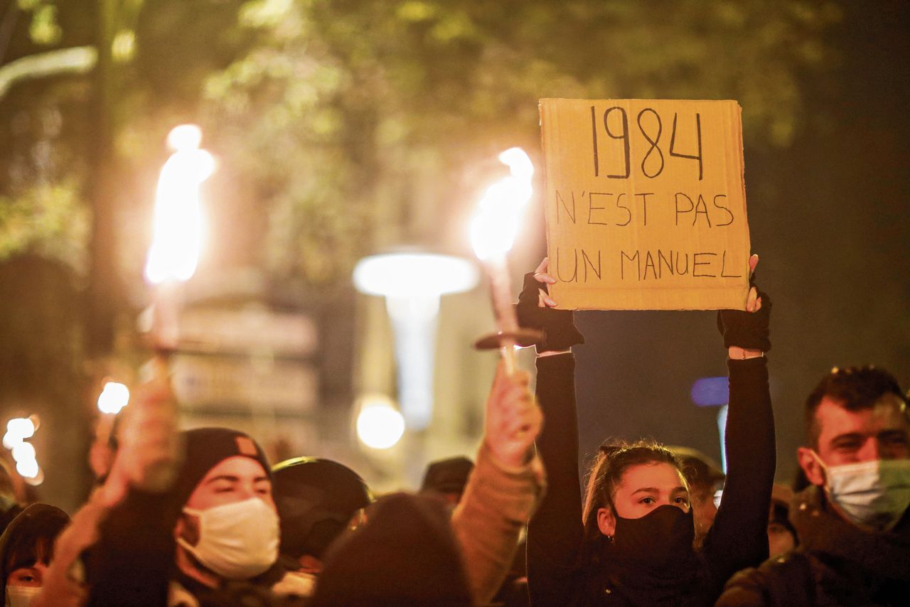 Demonstranten tegen de coronamaatregelen in december 2020 in Nantes. Op het bord staat ‘1984 is geen handboek’, een verwijzing naar George Orwells beroemde anti-totalitaire roman.