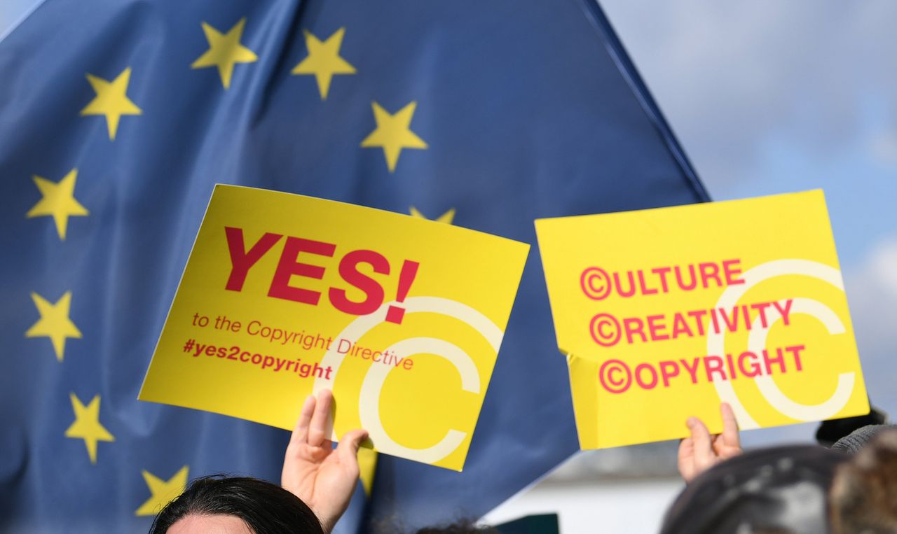 Demonstranten protesteren terwijl het Europees Parlement debatteert over de wijziging van de auteursrechtenwet.