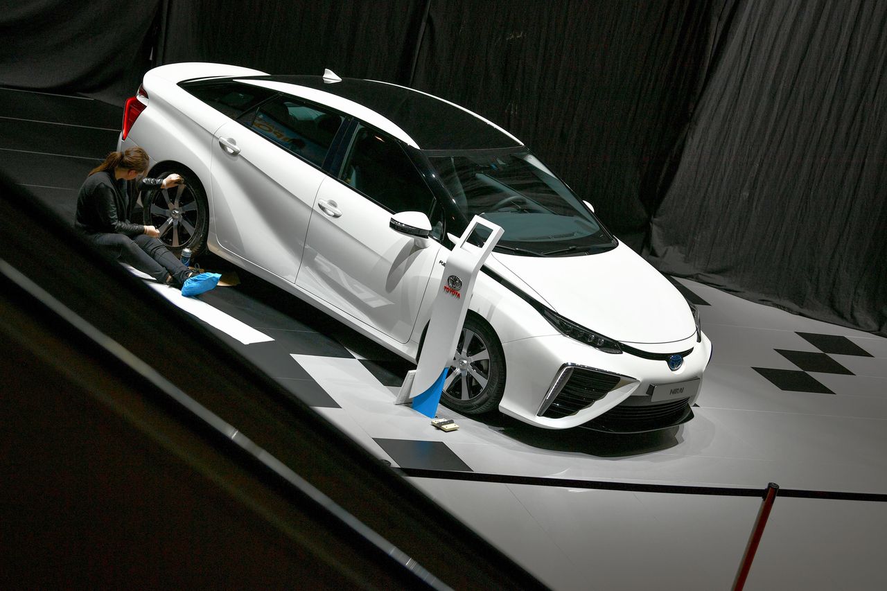 De nieuwe Toyota Mirai op de Autosalon van Genève. Dit model rijdt op waterstof.