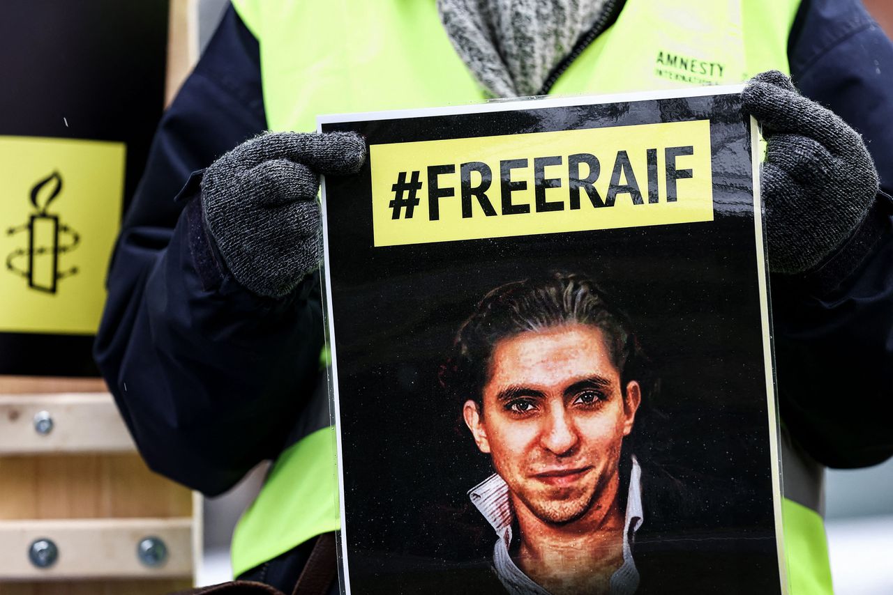 Saoedische blogger Raif Badawi na tien jaar vrijgelaten 